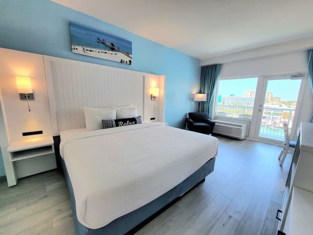 Single Room, 1 King Bed, Balcony, Pool View