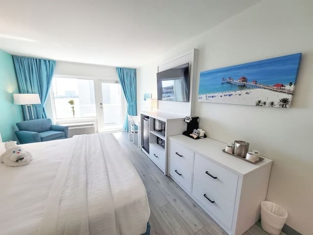 Single Room, 1 King Bed, Balcony, Pool View