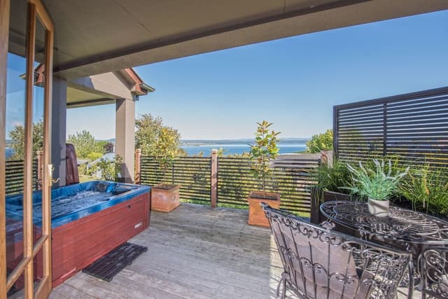 Luxury Suite with Lake View