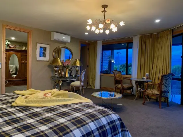 Luxury Suite, 1 King Bed, Jetted Tub, Lake View