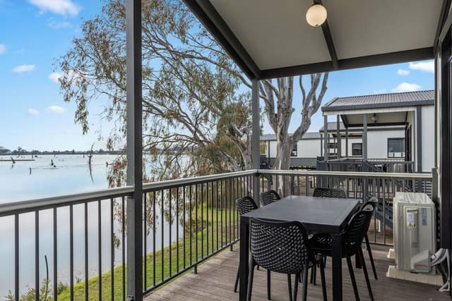 Deluxe Lakeside 3 Bedroom Cabin - Sleeps 8