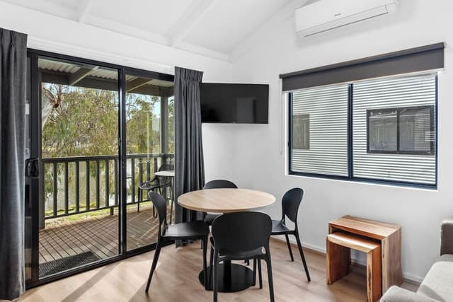 Superior Riverside 1 Bedroom Cabin - Sleeps 2