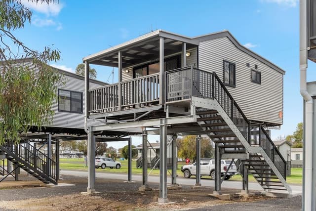 Superior Riverside 1 Bedroom Cabin - Sleeps 2