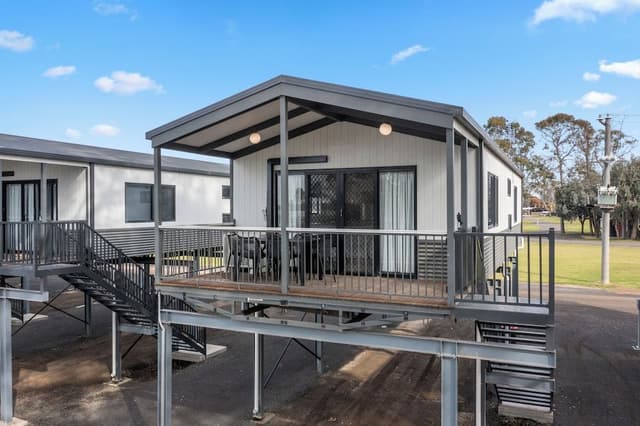 Deluxe Lakeside 3 Bedroom Cabin - Sleeps 8