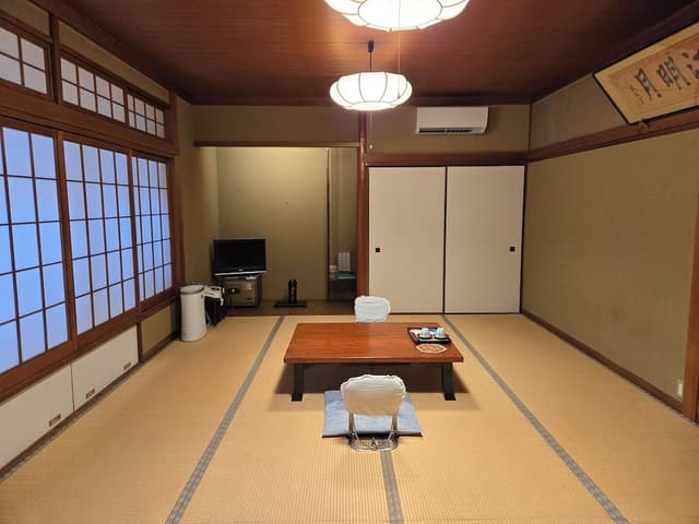 Traditional Room, Non Smoking, Shared Bathroom