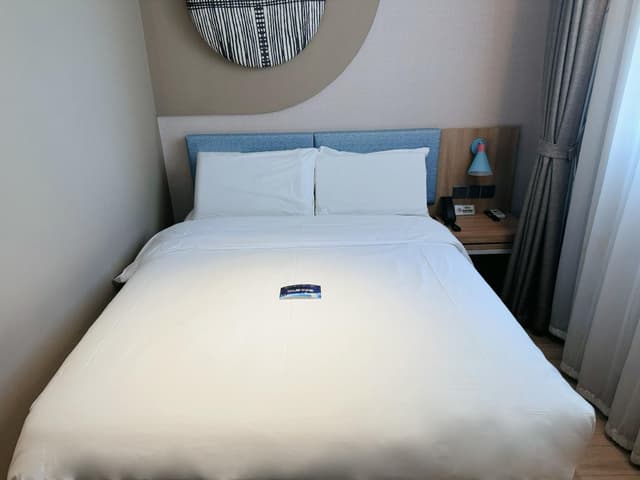 Zero Pressure Queen Room