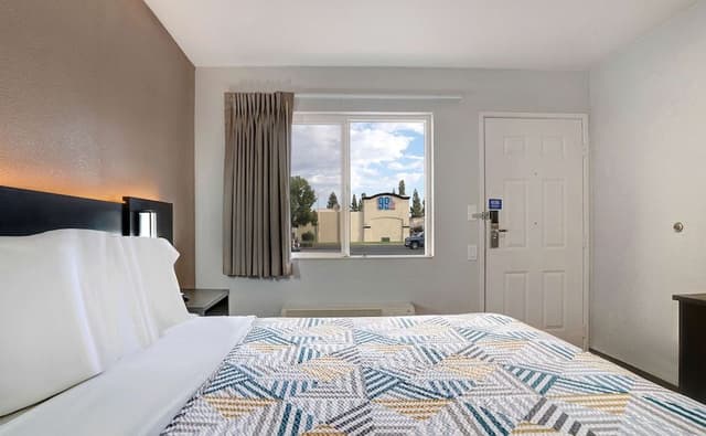 Deluxe Room, 1 Queen Bed, Non Smoking, Refrigerator