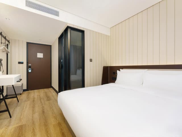 Huazhu - Room With Bed