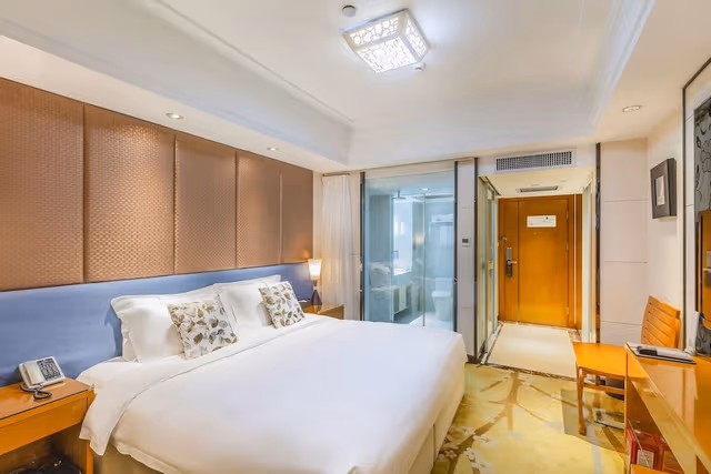 Basic Room, 1 King Bed