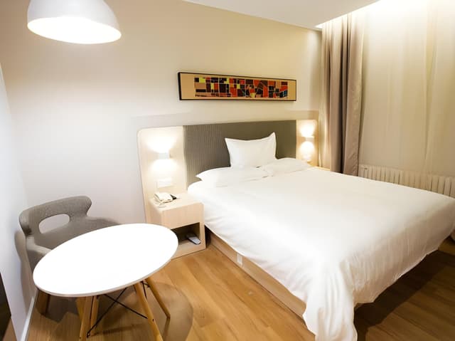 Queen Room A (No window)