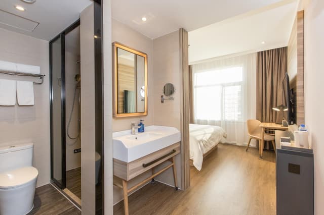 Huazhu - Room With Bed