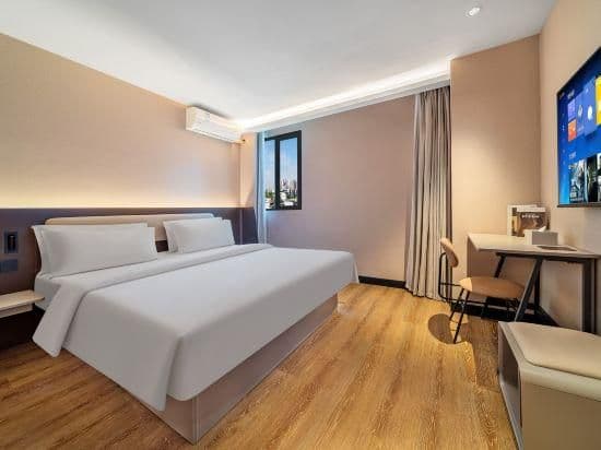 Deluxe Queen Room