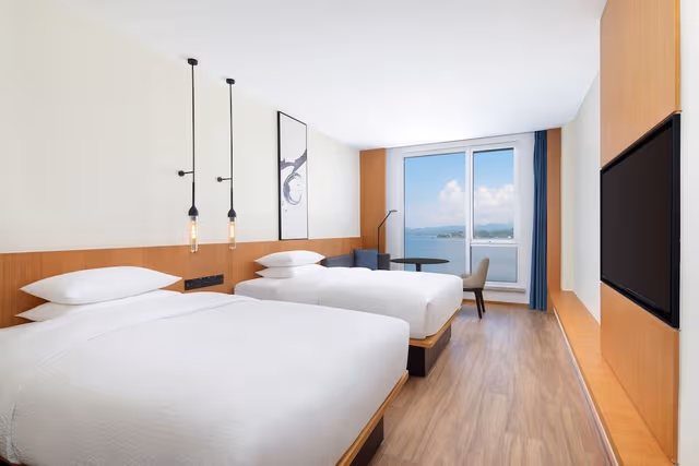 Room, 2 Twin Beds, Lake View