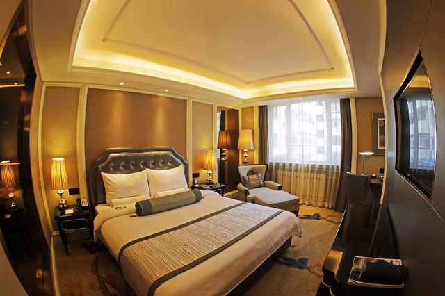 Business Queen Room