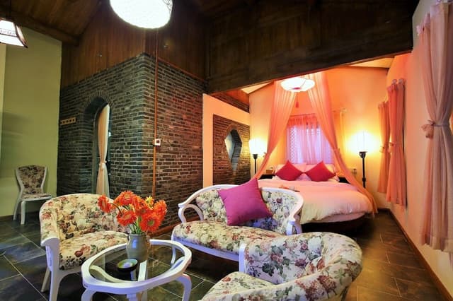 Honeymoon Suite