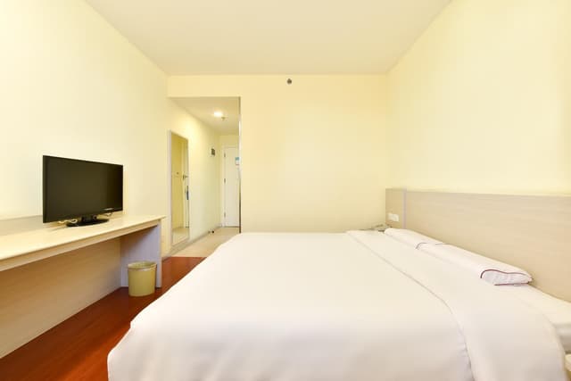 Business Queen Room