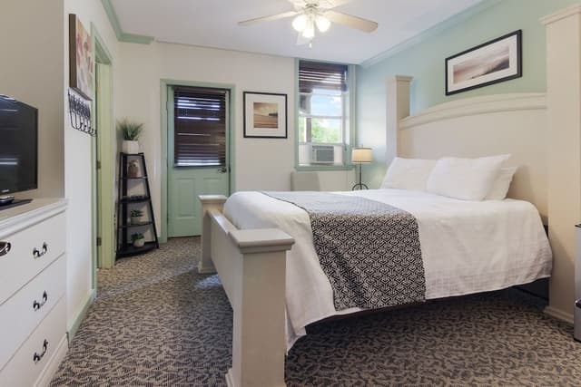 Standard Room, 1 Queen Bed