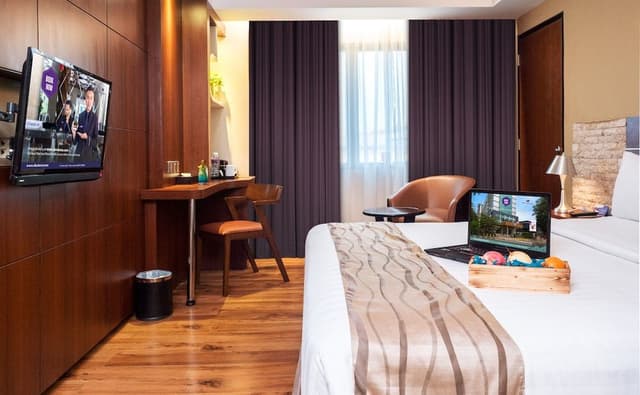 Deluxe Room, 1 King Bed, City View