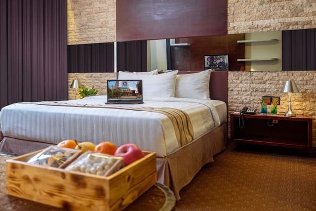 Executive Suite, 1 King Bed, City View