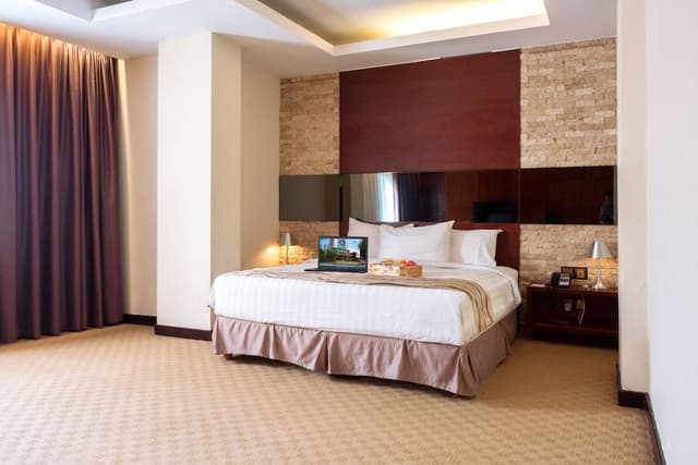 Junior Suite, 1 King Bed, City View