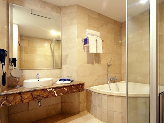 Junior Suite, 1 King Bed, City View