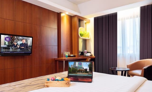 Deluxe Room, 1 King Bed, City View