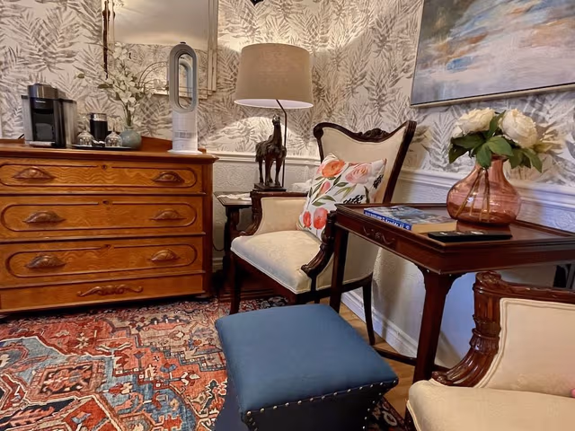 Premium Room, 1 Queen Bed (Sir John A. MacDonald)