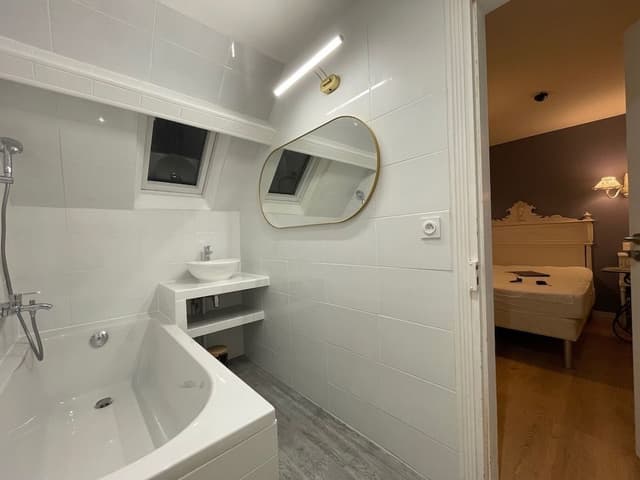 Romantic Room, Bathtub