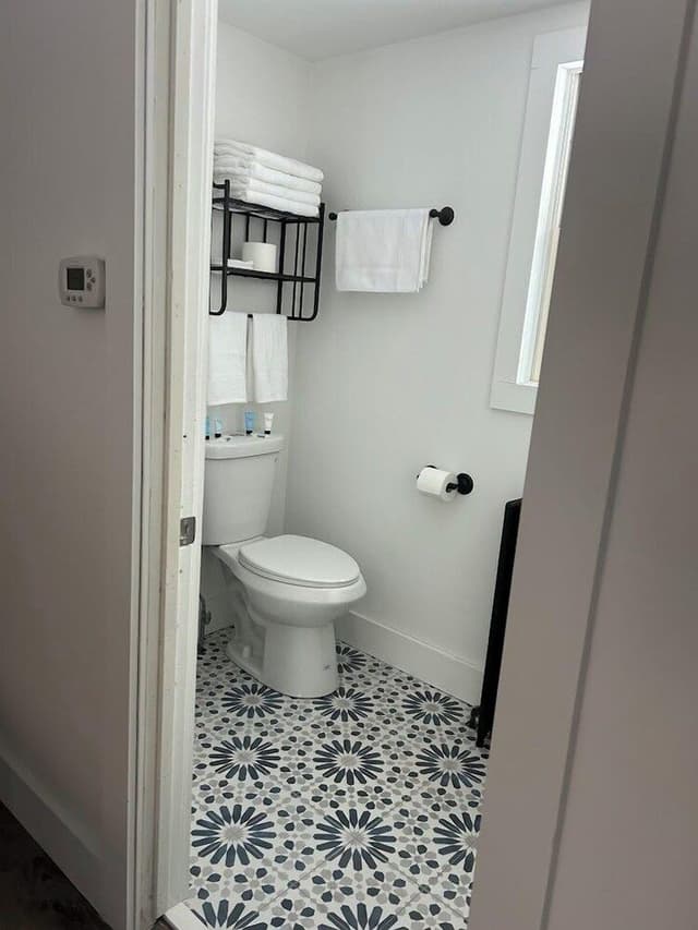 Basic Room, 1 Queen Bed
