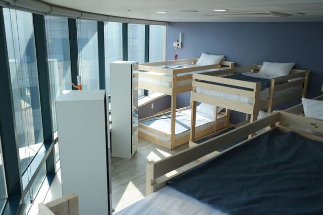 Shared Dormitory, Men only
