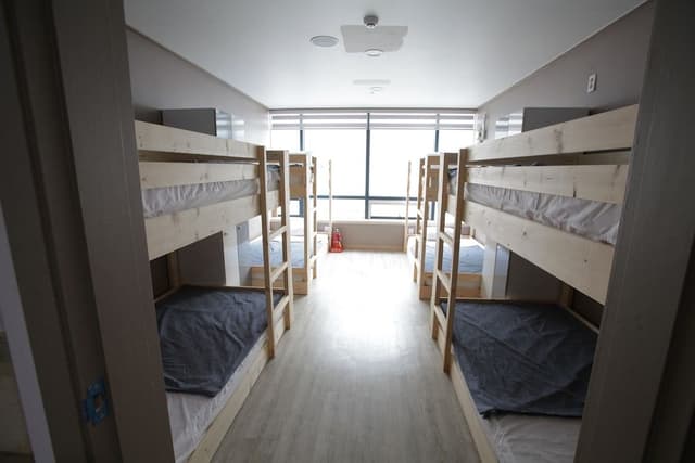 Shared Dormitory, Men only
