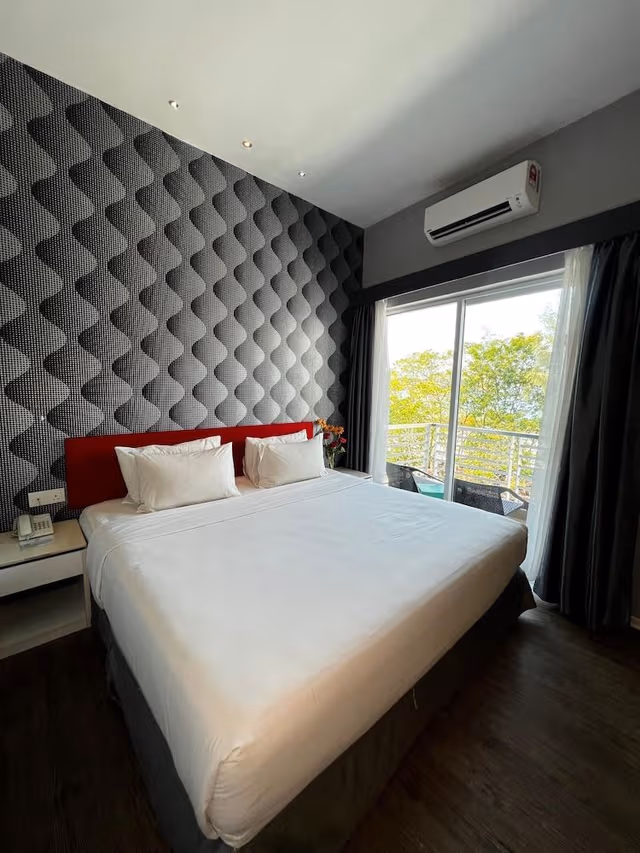 Deluxe King Beach Facing