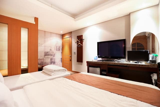 Family Twin Room (Check-in: Friday 10 PM/Saturday 11 PM)