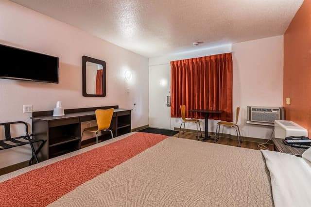Deluxe Room, 1 King Bed, Non Smoking, Refrigerator & Microwave