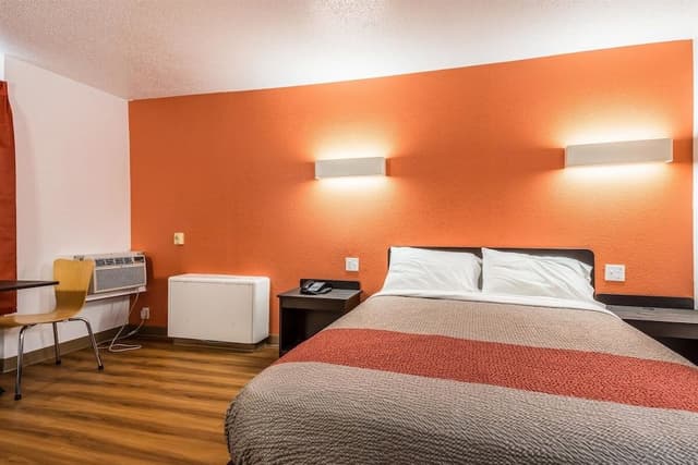 Deluxe Room, 1 Queen Bed, Smoking, Refrigerator & Microwave
