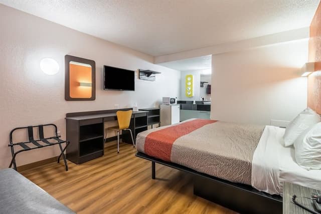 Deluxe Room, 1 Queen Bed, Smoking, Refrigerator & Microwave