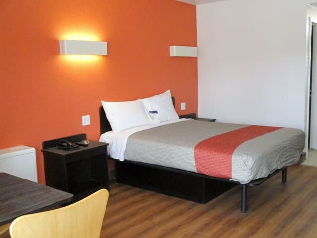 Deluxe Room, 1 Queen Bed, Smoking, Refrigerator & Microwave