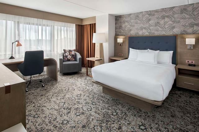 1 QUEEN BED