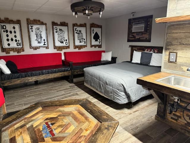 2 Queen Bed & 1 Full Bed