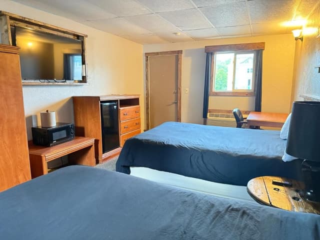 2 Queen Beds with Sofa Bed