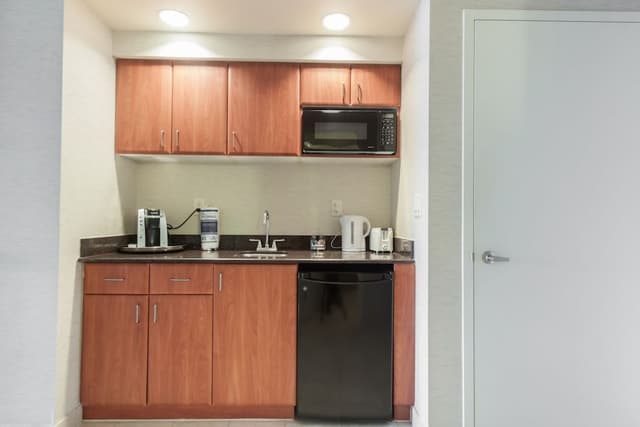 Luxury Studio Suite, 2 Queen Beds, Kitchenette, Partial Ocean View