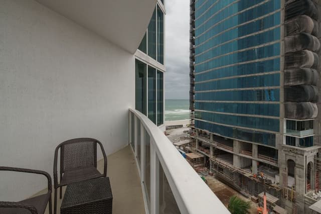Luxury Studio Suite, 2 Queen Beds, Kitchenette, Partial Ocean View