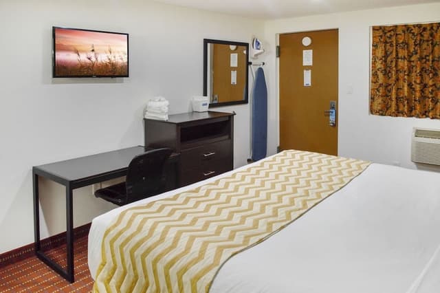 Room, 1 King Bed, Smoking