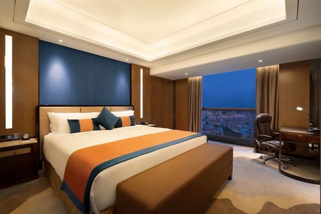 Luxury Suite, 1 King Bed, Smoking