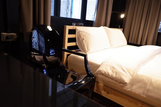 SL2 Classic: King Room with Private External Bathroom