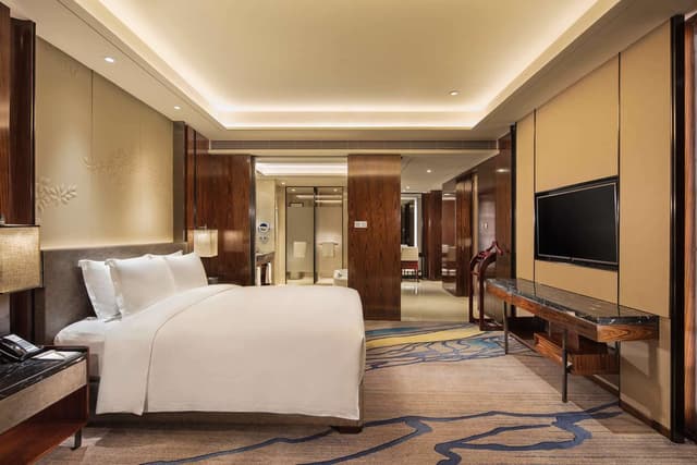 KING DELUXE ONE BEDROOM SUITE -LAKE VIEW