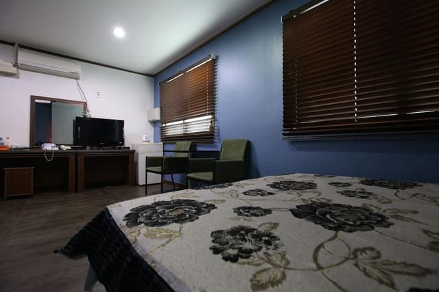 Family Room, Round Bubble Bathtub (1 Double Bed)