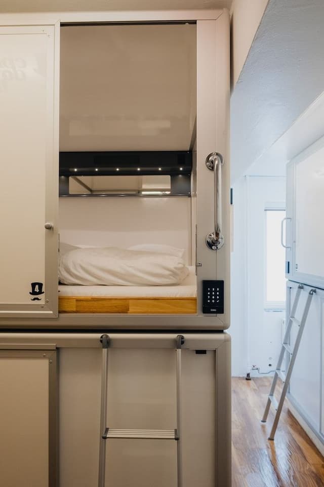 Capsule upper level