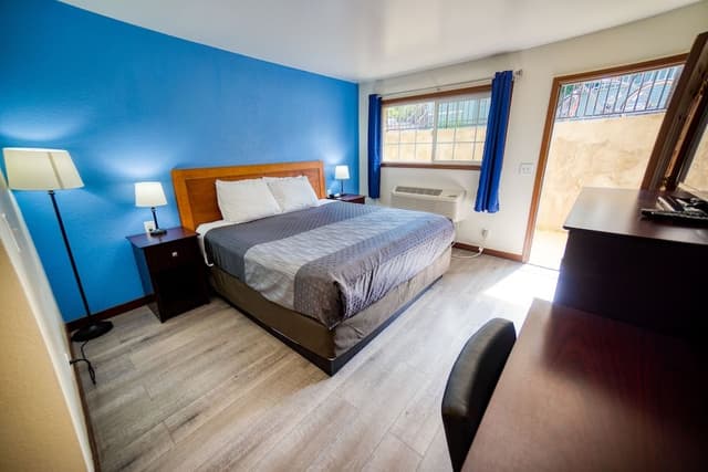 Basic Room, 1 King Bed, Non Smoking