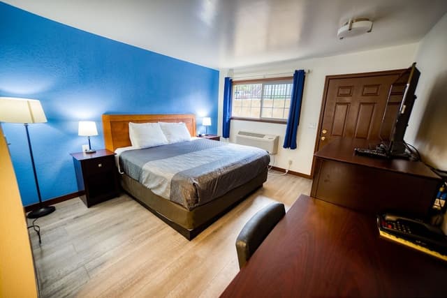 Basic Room, 1 King Bed, Non Smoking